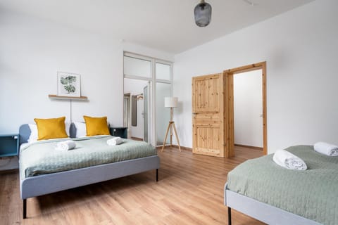 Bed, Photo of the whole room, Bedroom, towels