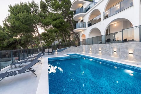 Property building, Day, Pool view, Swimming pool, sunbed