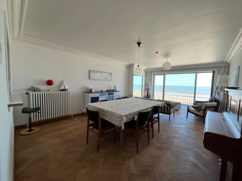 Balcony/Terrace, Living room, Photo of the whole room, Seating area, Dining area, Beach, Sea view