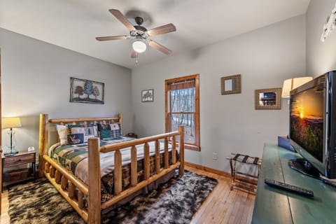 DeerWoodsLodge DOT com-Ellijay Coosawattee River-Sleeps 16-ARCADE-Hot Tub-Fire Pit-Winery's House in Georgia