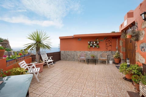 Property building, Balcony/Terrace, Living room