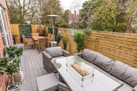 The Coach House - Beautiful and Spacious Outside Decking Apartment in Poole