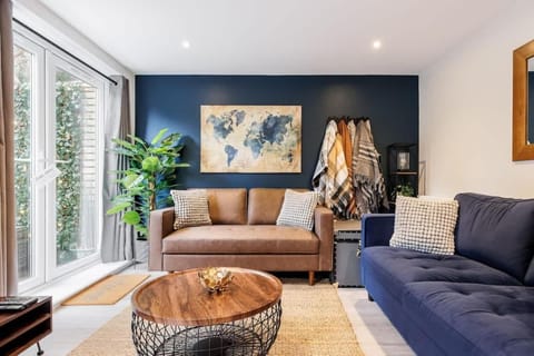 The Coach House - Beautiful and Spacious Outside Decking Apartment in Poole