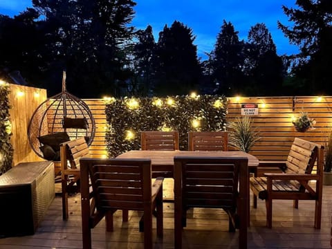 The Coach House - Beautiful and Spacious Outside Decking Apartment in Poole