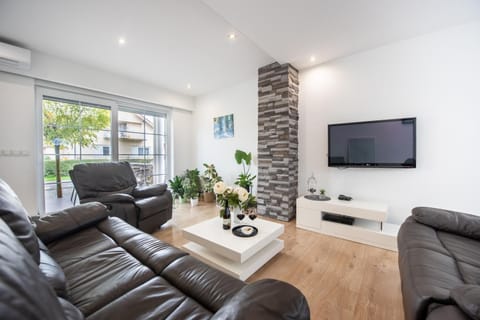 Communal lounge/ TV room, TV and multimedia, Living room, Seating area
