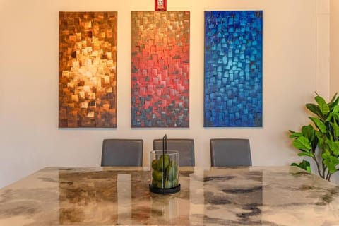 Group Friendly Spacious 3BR Suite with Optional Parking and Gym Access Sleeps 10 Guest Near McCormick Place and Soldier Field Apartment in South Loop