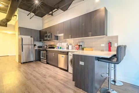 Group Friendly Spacious 3BR Suite with Optional Parking and Gym Access Sleeps 10 Guest Near McCormick Place and Soldier Field Apartment in South Loop