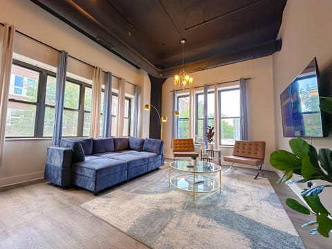 Group Friendly Spacious 3BR Suite with Optional Parking and Gym Access Sleeps 10 Guest Near McCormick Place and Soldier Field Apartment in South Loop