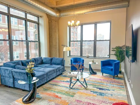 Family Friendly Spacious 3BR Suite Sleeps up to 10 guests with Optional Parking and Gym Access Near McCormick Place and Soldier Field Apartment in South Loop