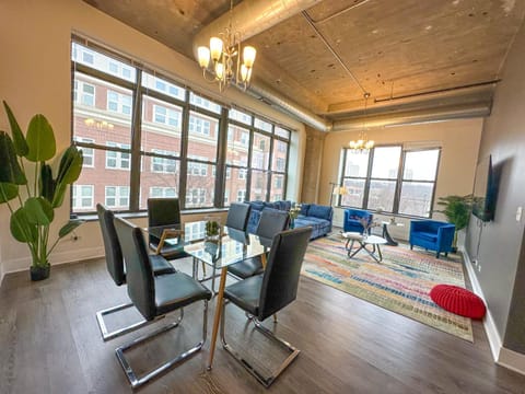 Family Friendly Spacious 3BR Suite Sleeps up to 10 guests with Optional Parking and Gym Access Near McCormick Place and Soldier Field Apartment in South Loop