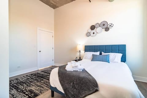 Family Friendly Spacious 3BR Suite Sleeps up to 10 guests with Optional Parking and Gym Access Near McCormick Place and Soldier Field Apartment in South Loop