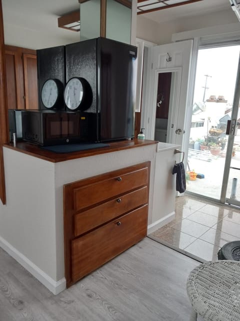 Kitchen or kitchenette, minibar