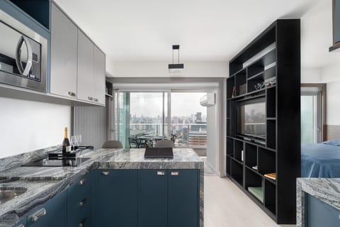 Kitchen or kitchenette, minibar, oven, stove