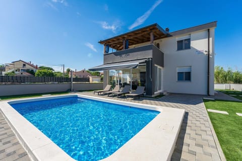 Property building, Patio, Day, Pool view, Swimming pool, sunbed