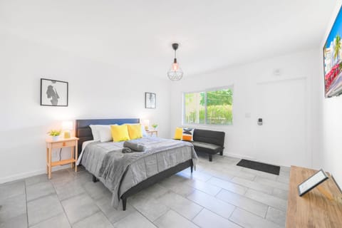 Bed, TV and multimedia, Seating area, towels