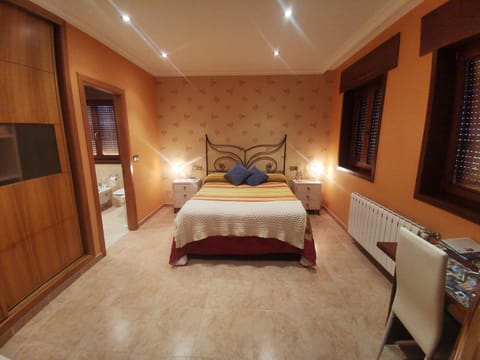 Bed, Photo of the whole room, Bedroom, internet