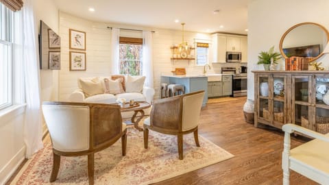 Coffee/tea facilities, Kitchen or kitchenette, Living room, Seating area, Dining area, oven, pet friendly, stove, toaster, wedding, wedding