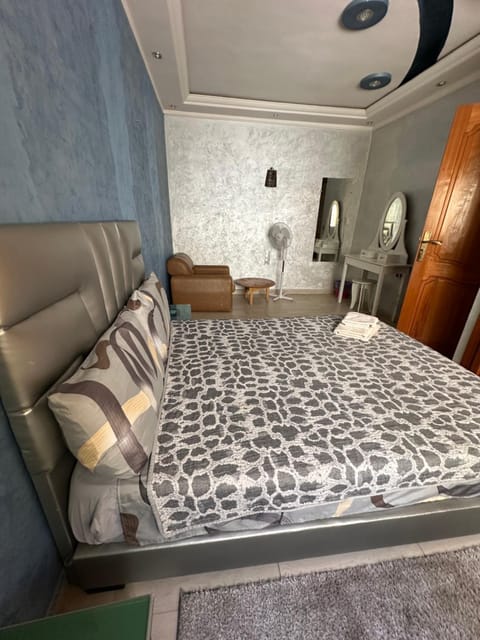 Bed, Photo of the whole room, Seating area, Bedroom