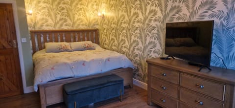 Bed, TV and multimedia, Bedroom