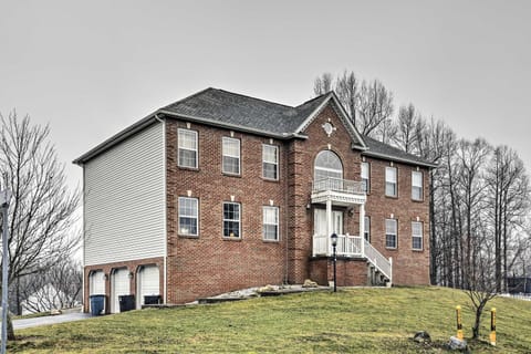 Fireside Gatherings Pet-Friendly Apollo Home House in Allegheny River