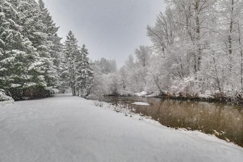 Yakima Riverfront Retreat! Cozy Cascades Cabin Cabin in Easton