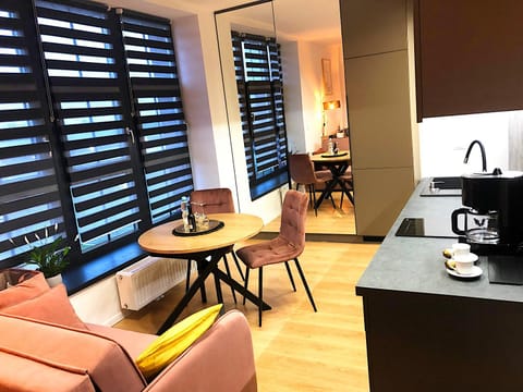 Coffee/tea facilities, Kitchen or kitchenette, Living room, Seating area, Dining area, minibar