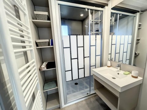 Chalet de standing, 7 couchages, piscine chauffée, proche plage et commerces, WIFI inclus - FR-1-361-463 Chalet in Saint-Pair-sur-Mer