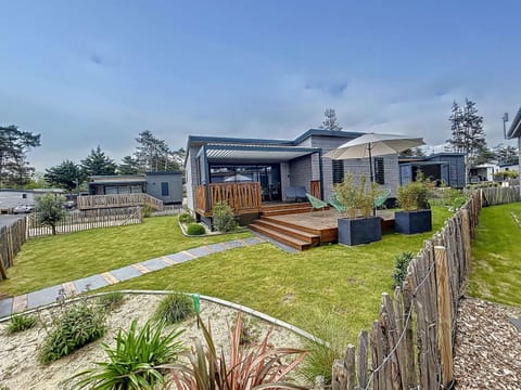 Chalet de standing, 7 couchages, piscine chauffée, proche plage et commerces, WIFI inclus - FR-1-361-463 Chalet in Saint-Pair-sur-Mer