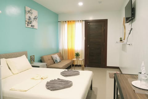 Bed, Photo of the whole room, Seating area, Bedroom