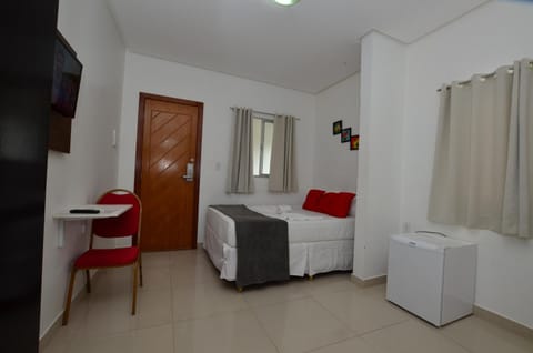 Bed, TV and multimedia, Photo of the whole room, Bedroom, towels