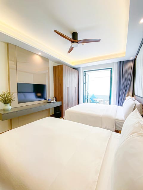 Bed, TV and multimedia, Photo of the whole room, Bedroom, fireplace