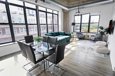 McCormick Place Spacious 3BR Family Heaven Suite with Optional Parking Sleeps 10 Guests Near Soldier Field and Field Museum Apartment in South Loop