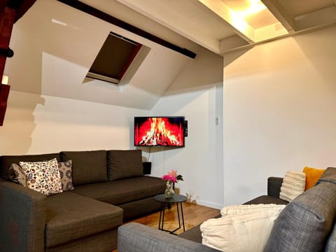 TV and multimedia, Living room, Seating area, Evening entertainment
