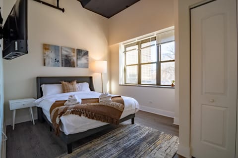McCormick Place 2BR Spacious Corner Unit with Optional Parking Sleeps 6 Guests Near Soldier Field and Grant Park Apartment in South Loop