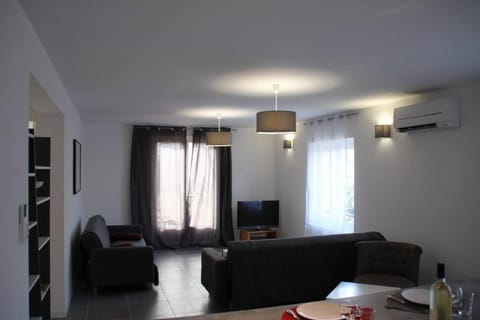 Appart dans maison 2 km de la plage House in Cagnes-sur-Mer