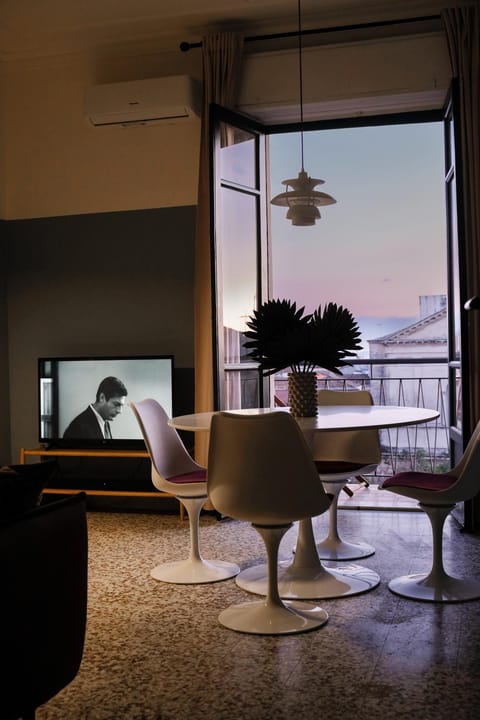 Communal lounge/ TV room, TV and multimedia, View (from property/room), Balcony/Terrace, Living room, Seating area, Dining area, hair dresser