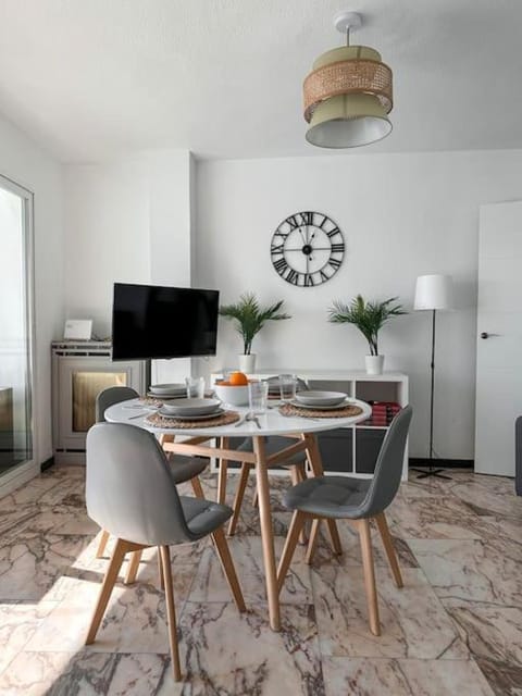 TV and multimedia, Living room, Seating area, Dining area