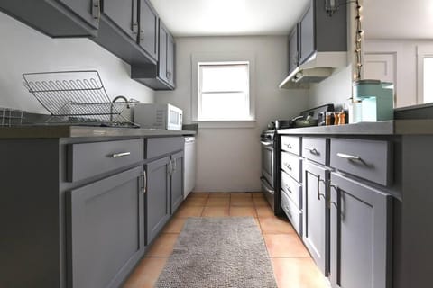 Kitchen or kitchenette, minibar, stove