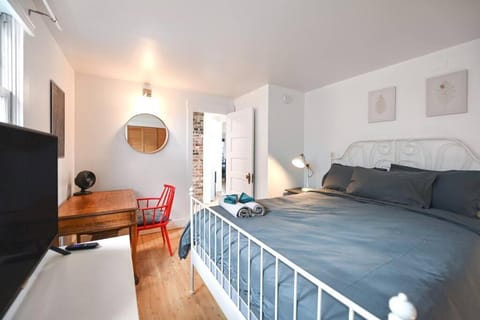 Bed, TV and multimedia, Bedroom