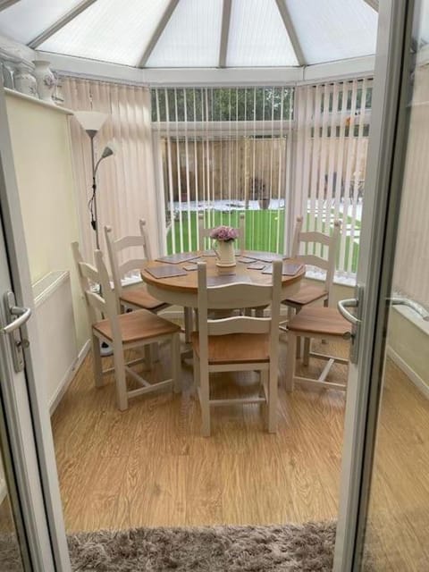 Seating area, Dining area