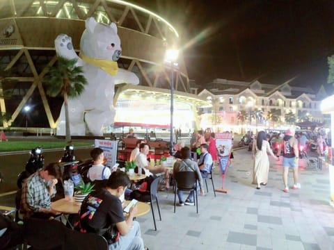 Night, People, Food and drinks, Food, City view, Landmark view