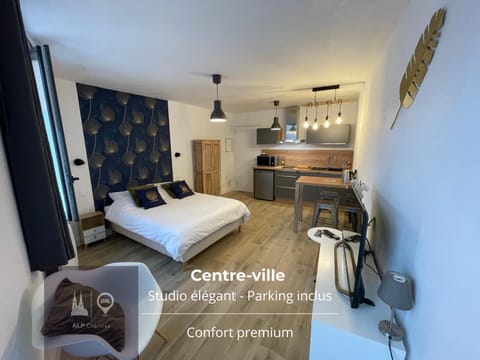 Bed, TV and multimedia, Photo of the whole room, Dining area, Bedroom, kitchen