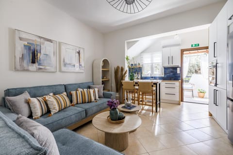 TV and multimedia, Kitchen or kitchenette, Living room, Seating area, oven