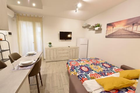 Bed, TV and multimedia, Kitchen or kitchenette, Photo of the whole room, Dining area