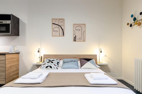 Bed, Bedroom, towels