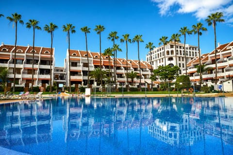 Property building, Swimming pool, sunbed