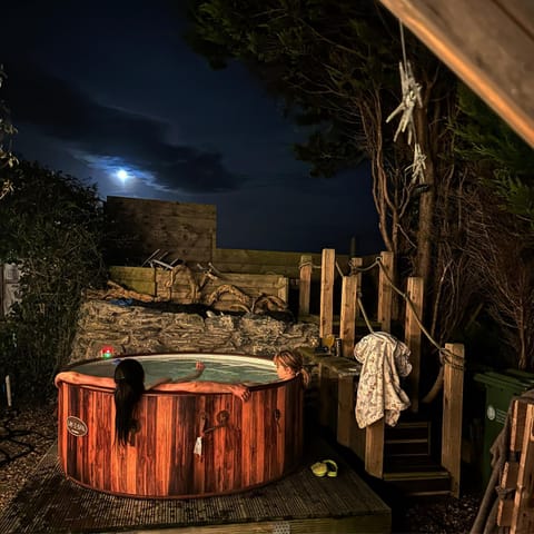 Brynglas Cottage with Hot Tub, Anglesey. Villa in Wales