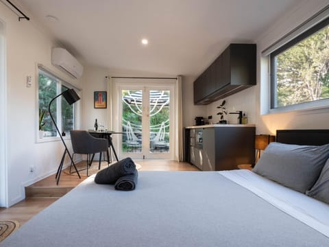 Bed, Kitchen or kitchenette, Living room, Photo of the whole room, Seating area, Bedroom, air conditioner