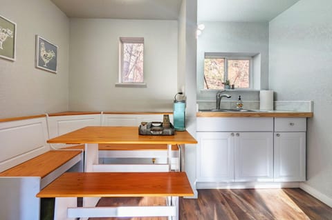 Coffee/tea facilities, Kitchen or kitchenette, Dining area