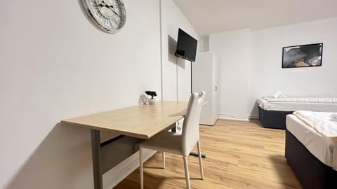 Bed, TV and multimedia, Photo of the whole room, Evening entertainment, Bedroom, hair dresser